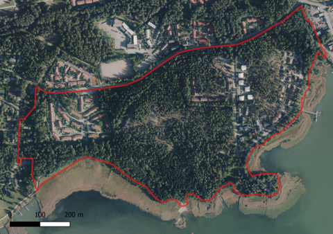 Hyljelahden metsänhoitotöiden aluerajaus ilmakuvassa.