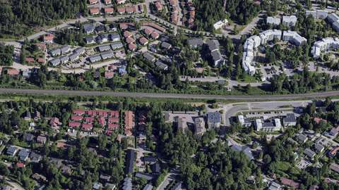The Helsinki–Turku railway line area runs from east to west in the centre. Residential buildings are located on either side of the railway line.
