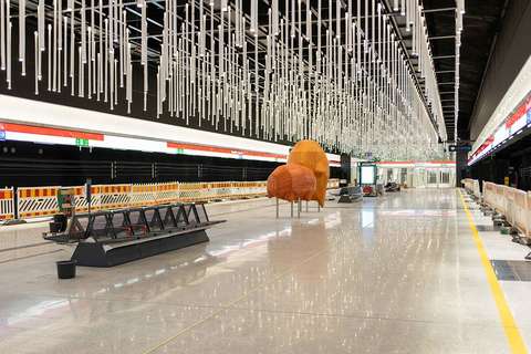 Skulpturen Vandrarna av konstnären Kalle Mustonen på Stensviks metrostation.