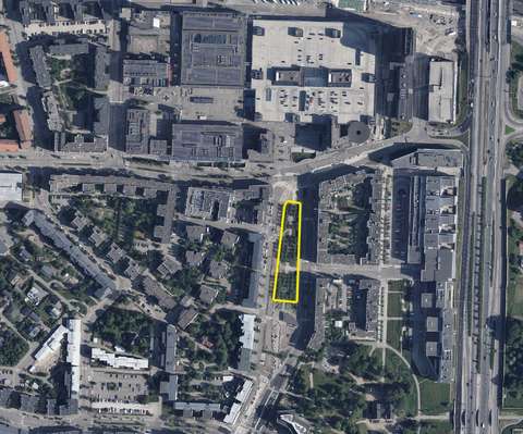 Ilmakuvaotteeseen on merkitty puiston alue keltaisella viivalla.