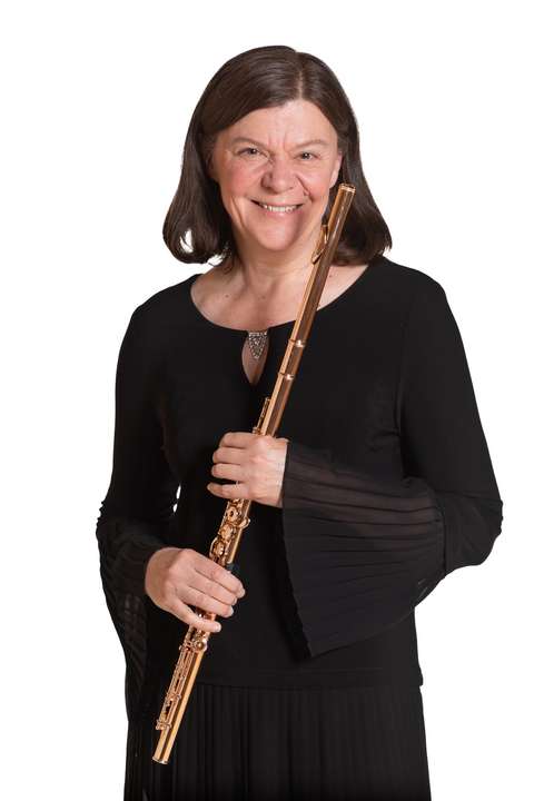 Flöjtspelaren håller i flöjten.