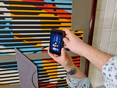 Ihminen katsoo älypuhelinta