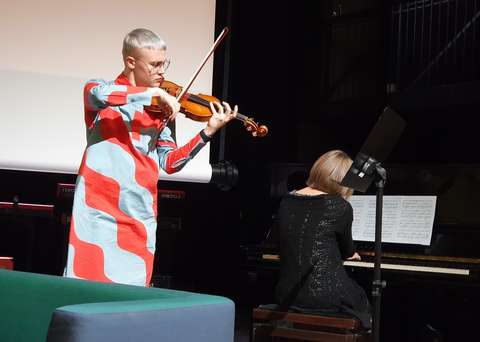 Viulisti soittamassa pianistin säestäessä.