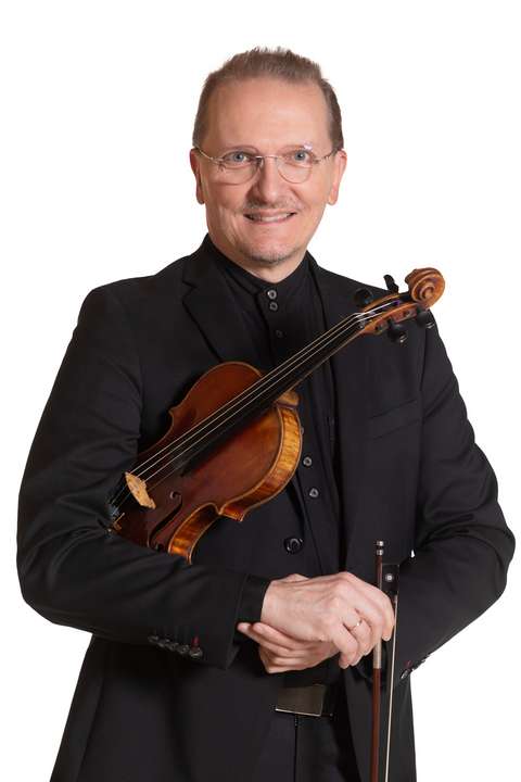 Violinist håller i en fiol.