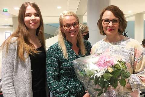 Minna Eväsoja (oik.) Espoosta juonsi tilaisuuden ja sai kaupungintalolla kukkia. Kuvassa myös korkeakouluharjoittelija Elina Yli-Liipola ja Helsingin opiskelijahuollon päällikkö Riina Ståhlberg.