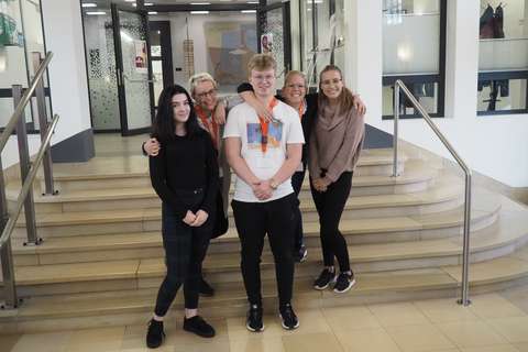 Opettajat ja opiskelijoita Erasmus-matkalla.