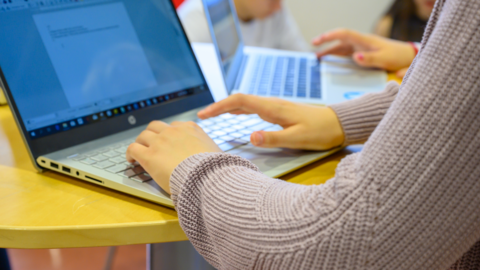 En student använder en dator.