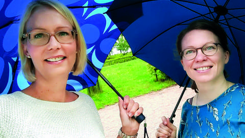 Minna ja Jonna sateenvarjojen alla.