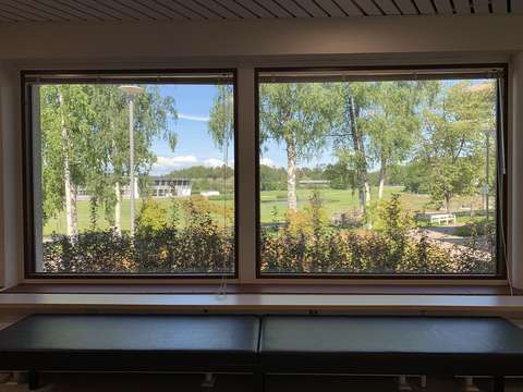 Ikkunoiden läpi näkyy Silkkiniitty aurinkoisena päivänä.
