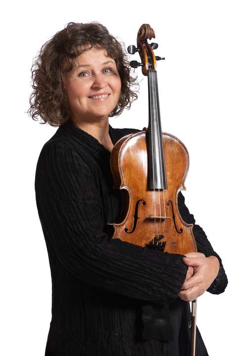 Violinist håller i en fiol.