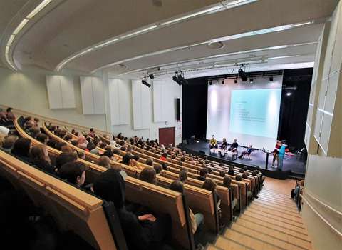 Yleiskuva Tapiolan lukion auditoriosta.