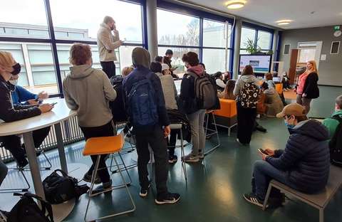 opiskelijat pelaajat lukion käytävällä pelia