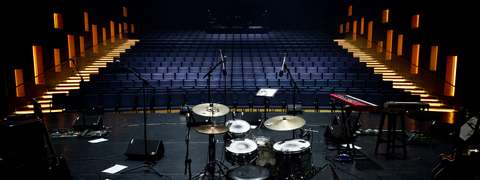 Sellosalin katsomo lavalta katsottuna, lavan etuosassa rumpusetti.