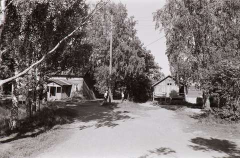 Vanhoja rakennuksia pihapiirissä.