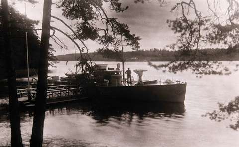 Merivartioston vene laiturissa. Mustavalkokuva.