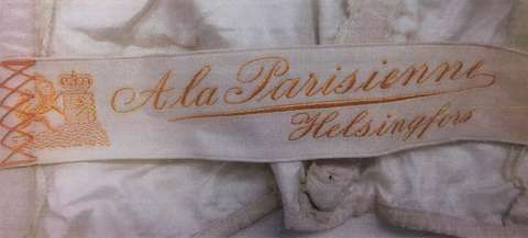 A la Parisienne-valmistajan kangasmerkki vaatteessa.