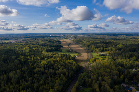 Metsää ja peltomaisemaa ilmakuvassa.