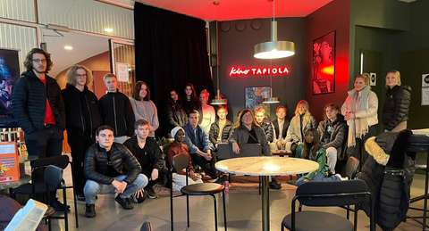 EYL:n opiskelijat ja opettaja Kino Tapiolassa Guled&Nasra-elokuvan yksitysnäytöksessä.