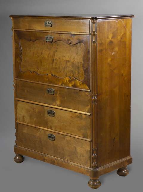 Laskulevyllinen kirjoituslipasto.