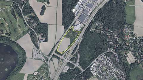 Ortokuvassa keltaisella rajauksella suunniteltu kaava-alue. 