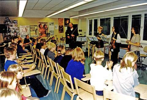 Färgfilmbild av skolklassrummet.