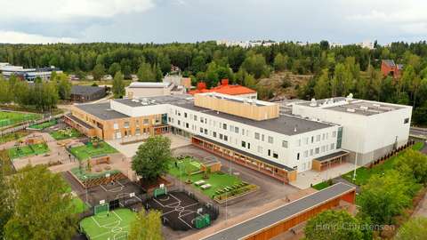 Kuva Monikon koulurakennuksesta ja ympäristöstä.