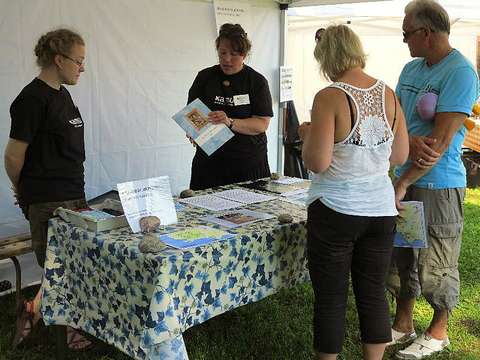 Saaristopäivillä Pentalassa2012 museon henkilökunta muistitiedonkeruussa.