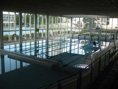 Uimahallin sisäkuva.