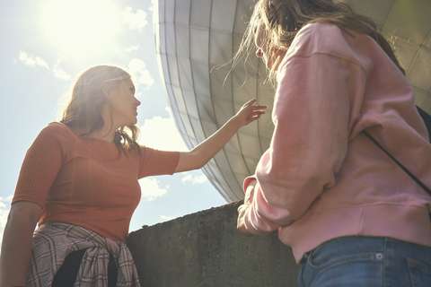 Två ungdomar ser på gasklockan vid hallarna i Kera.