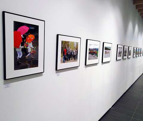 Kehystettyjä valokuvia seinällä.