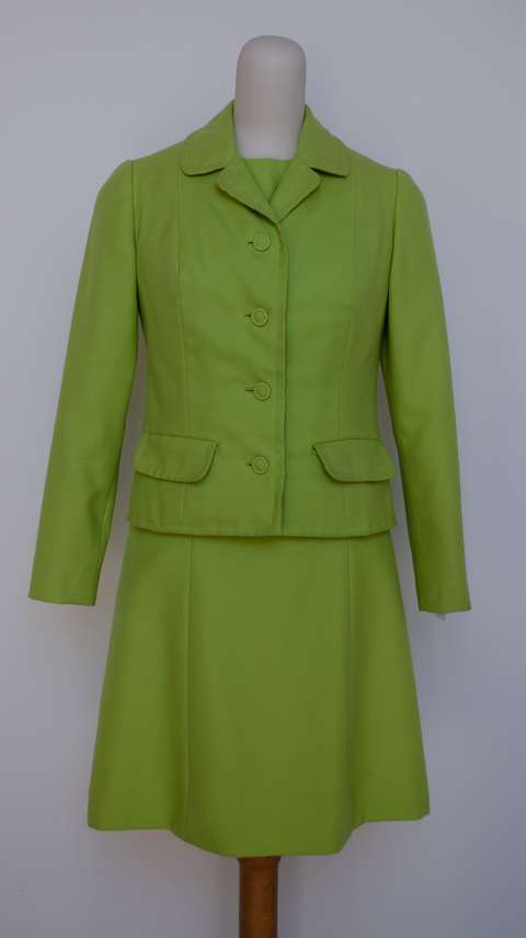 Vihreä naisten asuste.