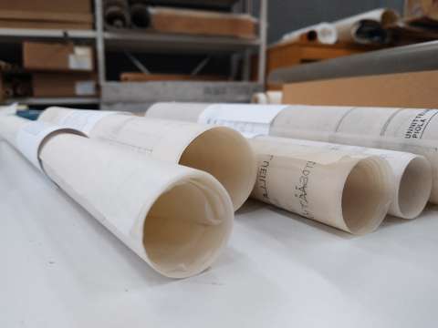 Karttalehtiöitä rullalla.