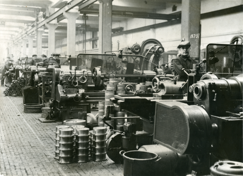 Mustavalkokuvassa Viljo Hartman työpaikallaan Strömbergin konepajalla Pitäjänmäellä vuonna 1938