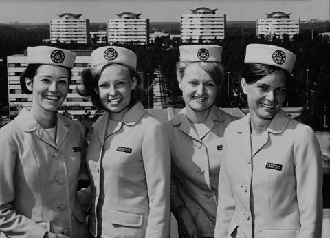 Neljä turistiemäntää poseeraa kameraan Tapiolassa.