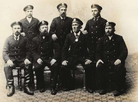 Keisarillisen meripelastusseuran päälliköitä, eli atamaaneja, kuvattuna noin vuonna 1910. Mustavalkokuva.