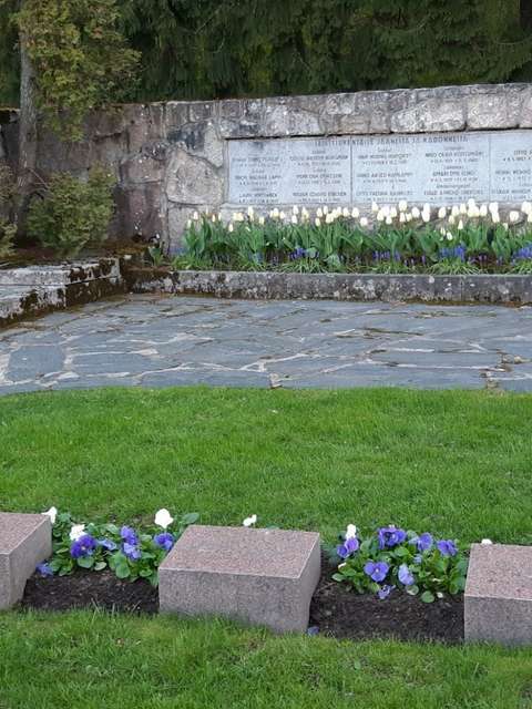 Hautakiviä hautausmaalla.