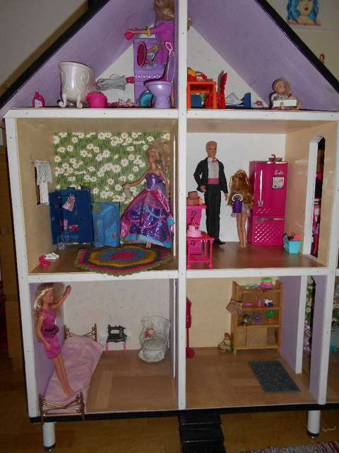 Barbie-nukkeja nukkekodin sisällä.