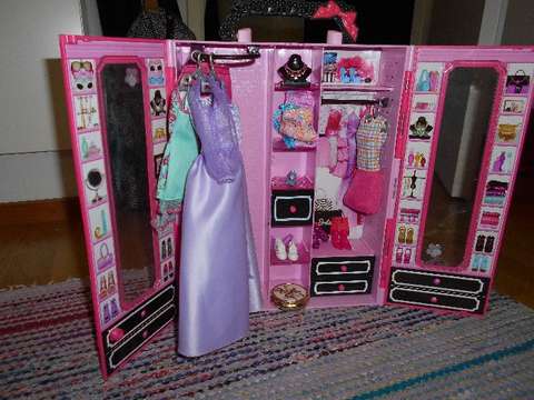 Barbie-nuken vaatekaappi.