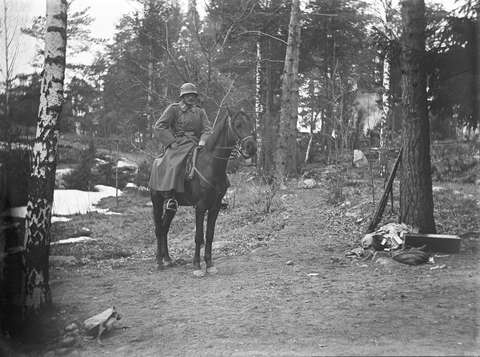 Suomen sisällissodan sotilas ratsun selässä.