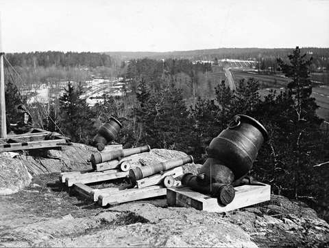 Vanhoja tykkejä korkealla kalliolla.