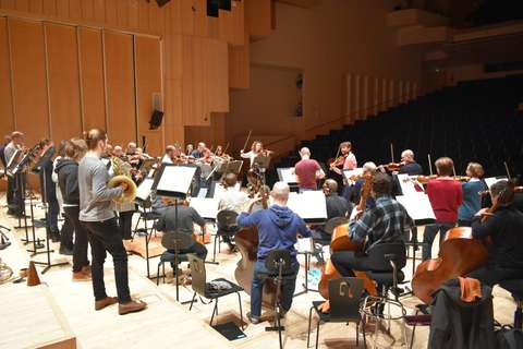 Orkesteri harjoittelee soittamista esiintymislavalla.