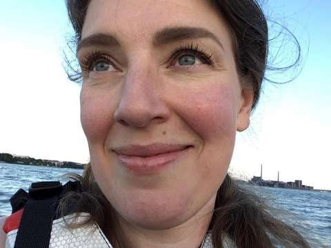 Kuvassa näkyy Annemarin kasvot veden äärellä pelastusliivit päällä.