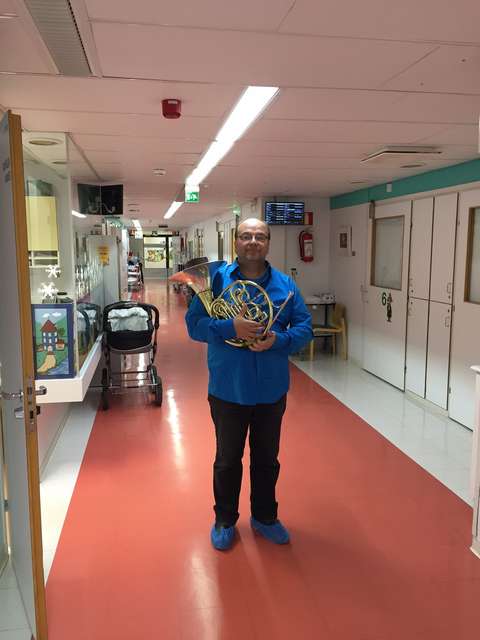 Tapiola Sinfoniettan sairaalamuusikko sairaalan käytävällä.