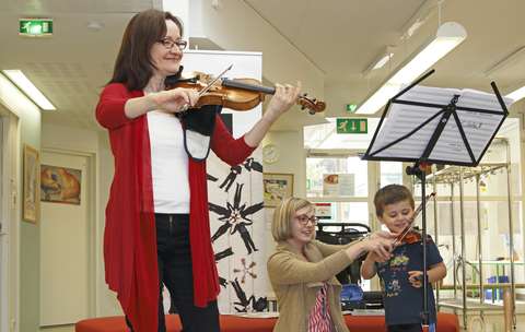 Viulisti soittaa viulua neuvolassa.