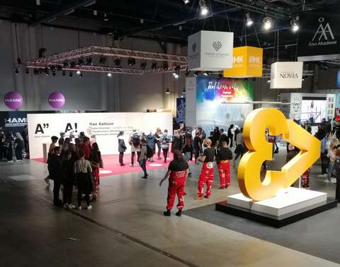 Messuilla opiskelijoita katselemassa tarjontaa. 