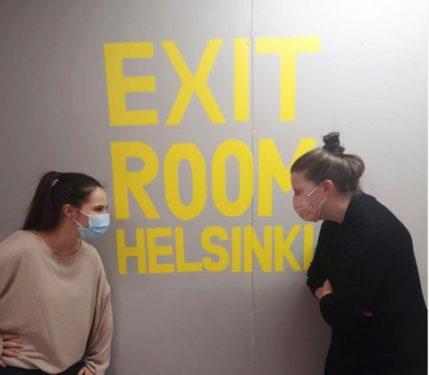 Opettajat pakopelihuoneessa.