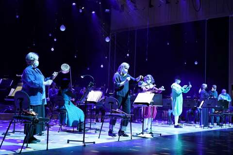 Muusikot esiintyvät Pomppupallo-konsertissa.