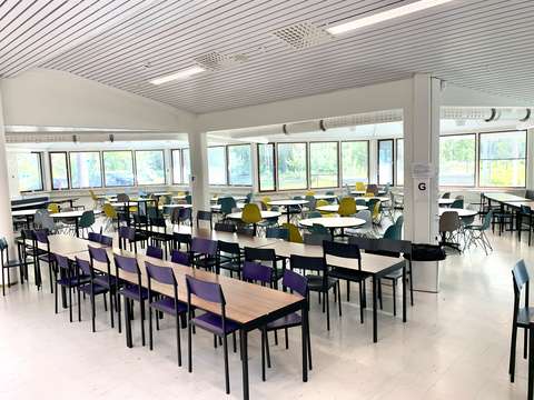 Koulun ruokalan pöytiä ja tuoleja.