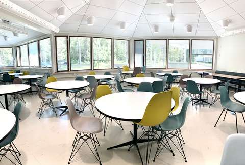 Koulun ruokalan pöytiä ja tuoleja.