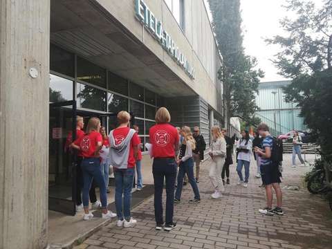 Tutorit ottavat vastaan uusia opiskelijoita Etelä-Tapiolan lukion edustalla.